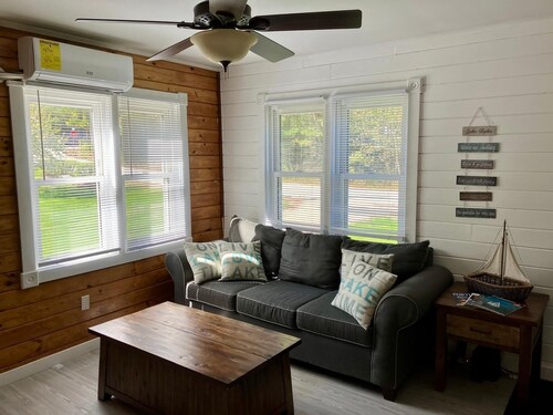 Cozy 2-bedroom house with shared beach access to Sebago Lake