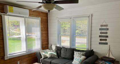 Cozy 2-bedroom house with shared beach access to Sebago Lake