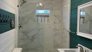 Chuveiro, secador de cabelo, toalhas de banho