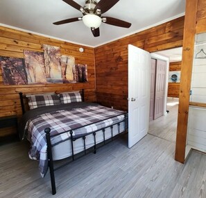 Internet, bed sheets - Cozy 2-bedroom house with shared beach access to Sebago Lake (Raymond)