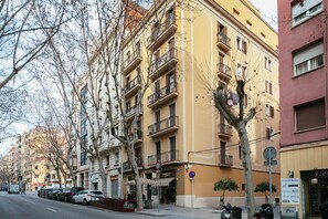 Exterior - SUNNY AND NEW APARTMENT! NEXT TO THE SAGRADA FAMILIA. 3 BALCONIES OUTSIDE. (Barcelona)