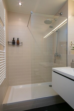Shower, hair dryer, bidet, towels - SUNNY AND NEW APARTMENT! NEXT TO THE SAGRADA FAMILIA. 3 BALCONIES OUTSIDE. (Barcelona)
