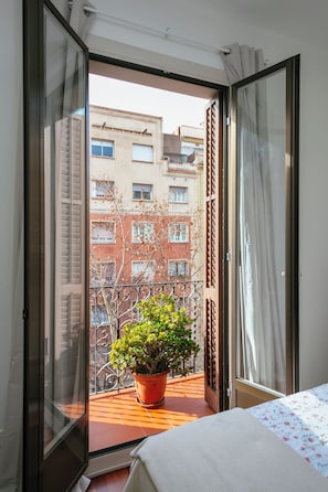 2 bedrooms, desk, iron/ironing board, travel cot - SUNNY AND NEW APARTMENT! NEXT TO THE SAGRADA FAMILIA. 3 BALCONIES OUTSIDE. (Barcelona)