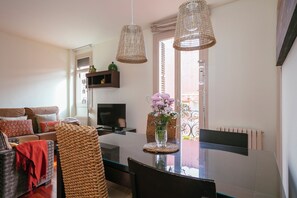 Dining - SUNNY AND NEW APARTMENT! NEXT TO THE SAGRADA FAMILIA. 3 BALCONIES OUTSIDE. (Barcelona)