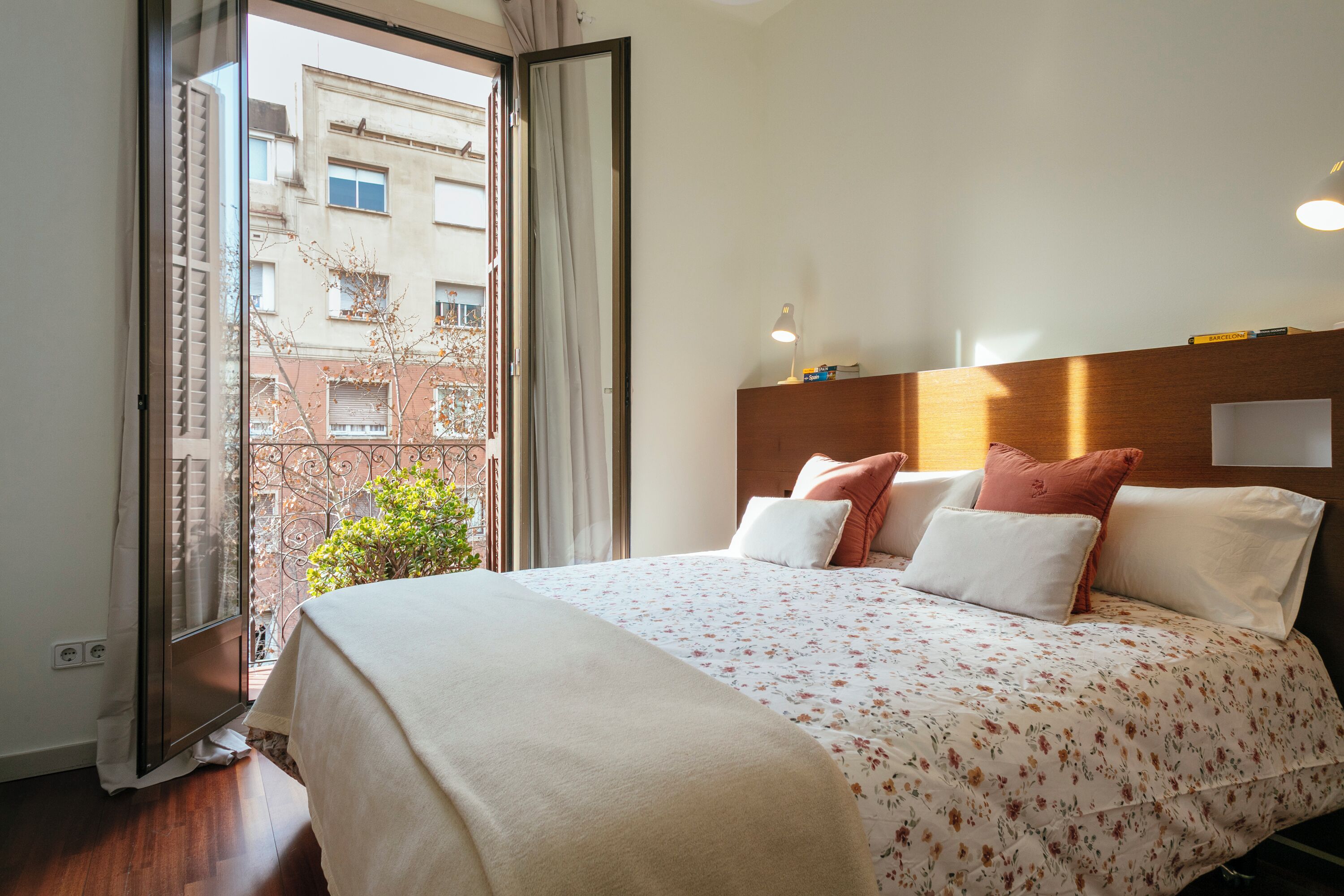 2 habitaciones, escritorio y tabla de planchar con plancha 