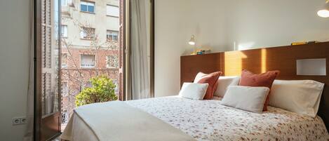 2 quartos, escrivaninha, ferros/tábuas de passar roupa, berço de viagem