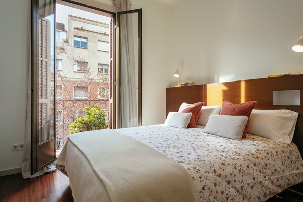 2 bedrooms, desk, iron/ironing board, travel cot - SUNNY AND NEW APARTMENT! NEXT TO THE SAGRADA FAMILIA. 3 BALCONIES OUTSIDE. (Barcelona)