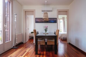 Dining - SUNNY AND NEW APARTMENT! NEXT TO THE SAGRADA FAMILIA. 3 BALCONIES OUTSIDE. (Barcelona)