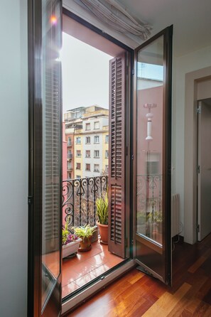 Interior - SUNNY AND NEW APARTMENT! NEXT TO THE SAGRADA FAMILIA. 3 BALCONIES OUTSIDE. (Barcelona)