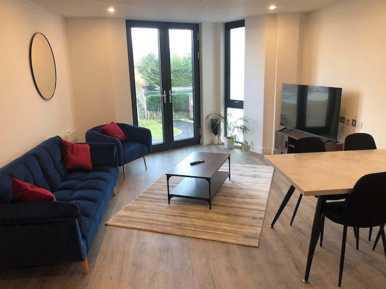 Chic York Apartment - Free Parking & Gym Access - York