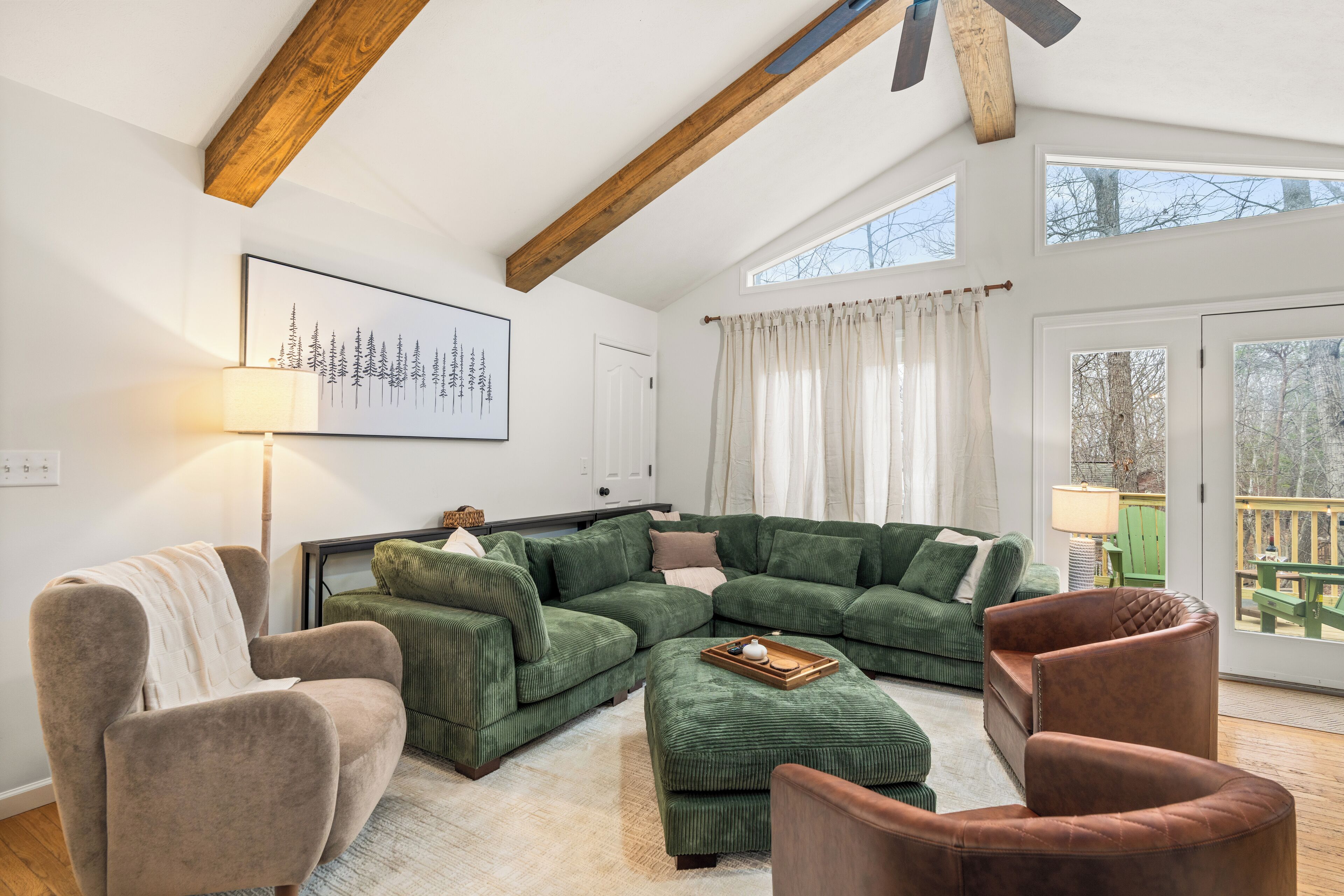 Smart TV, lareira, videogames, mesa de pingue-pongue