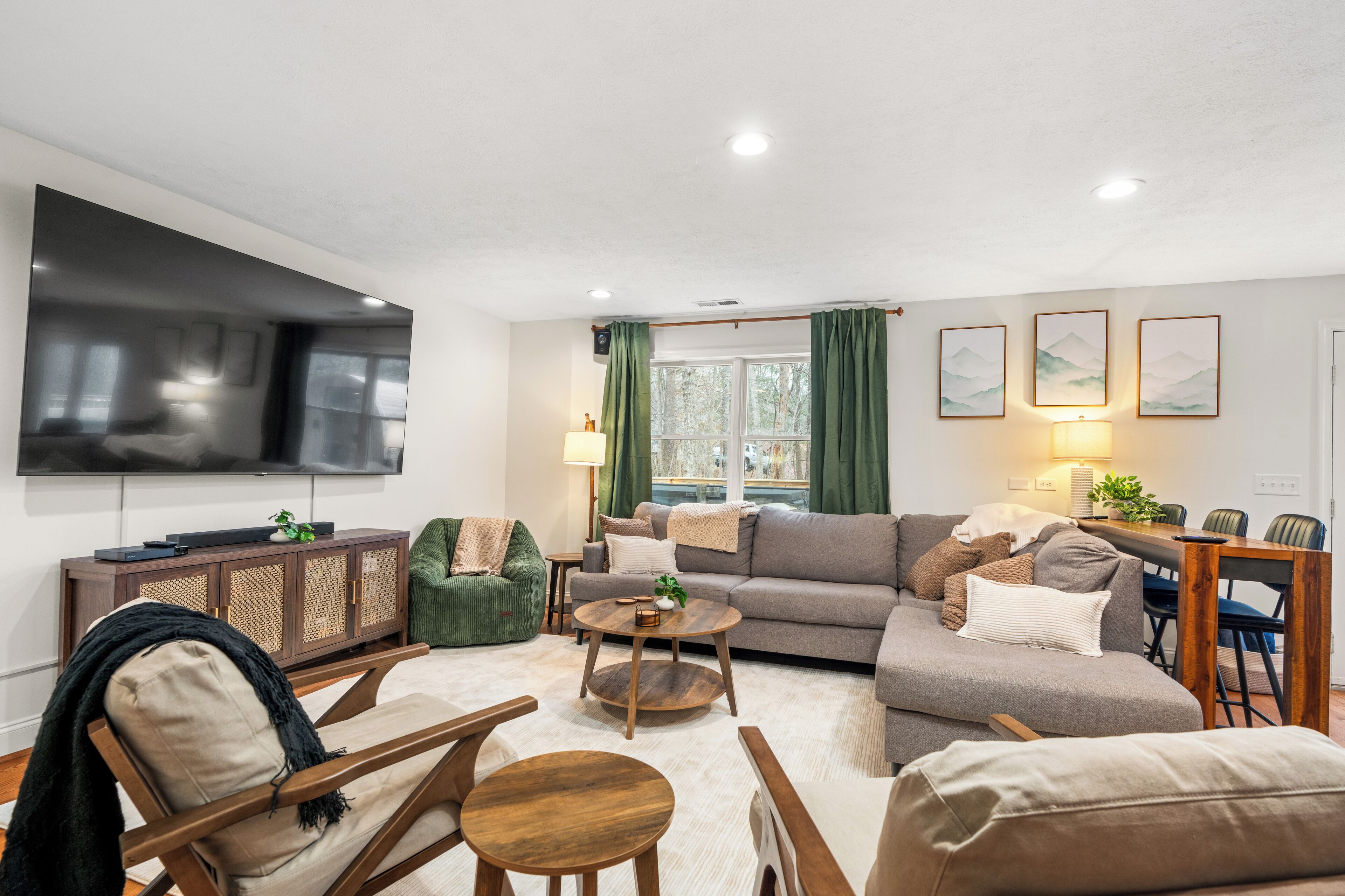 Smart TV, lareira, videogames, mesa de pingue-pongue