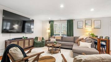 Smart TV, lareira, videogames, mesa de pingue-pongue