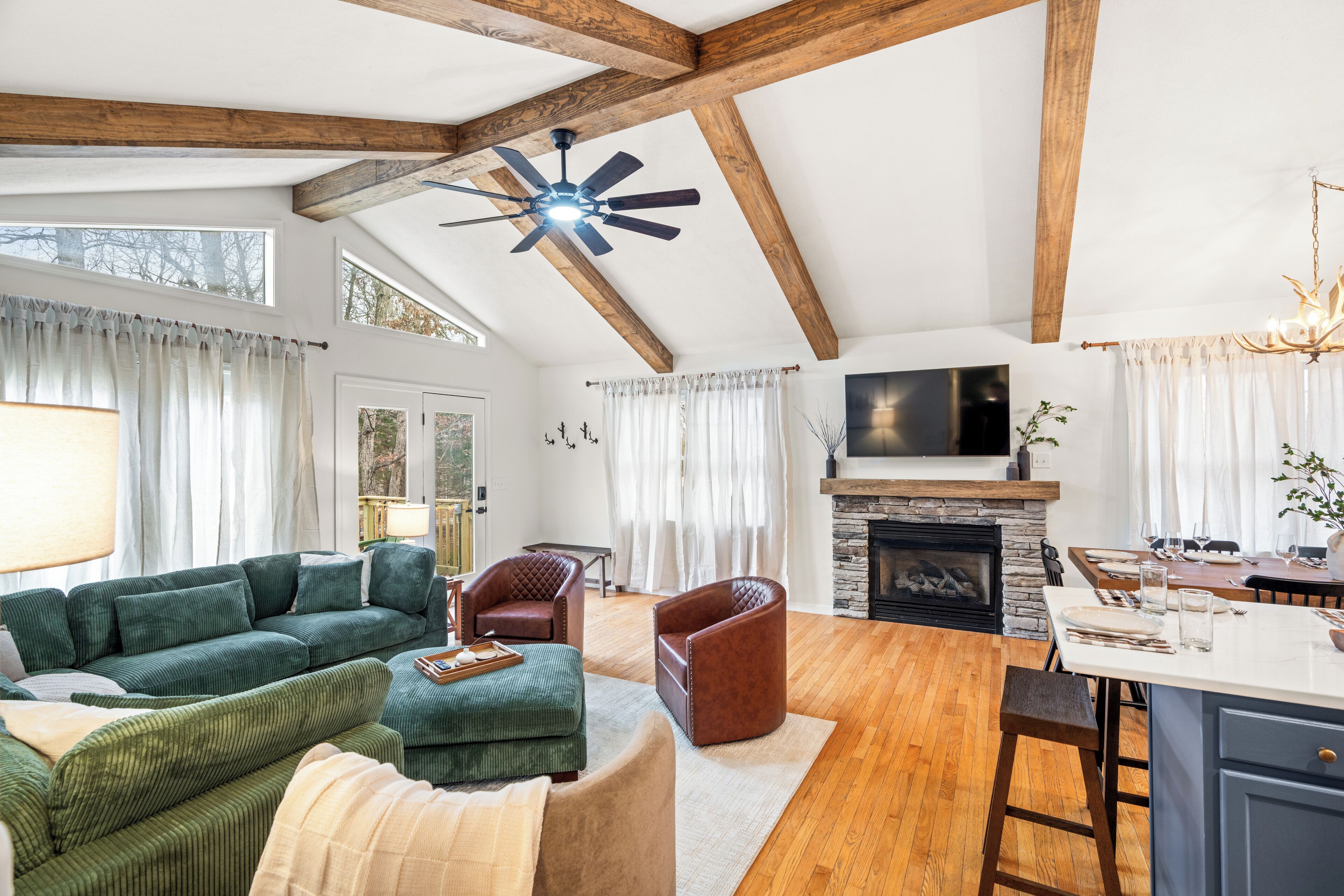 Smart TV, lareira, videogames, mesa de pingue-pongue