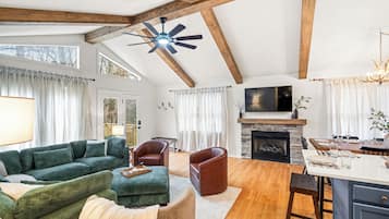 Smart TV, lareira, videogames, mesa de pingue-pongue