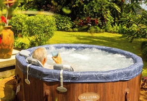 Outdoor spa tub - Arenal Rainforest Retreat with Hot Tub, Lake View: a Birdwatcher's Paradise (Nuevo Arenal)