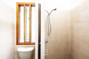 Shower, hair dryer, towels, soap - Serene Rainforest Retreat with Lake Arenal Views (Nuevo Arenal)