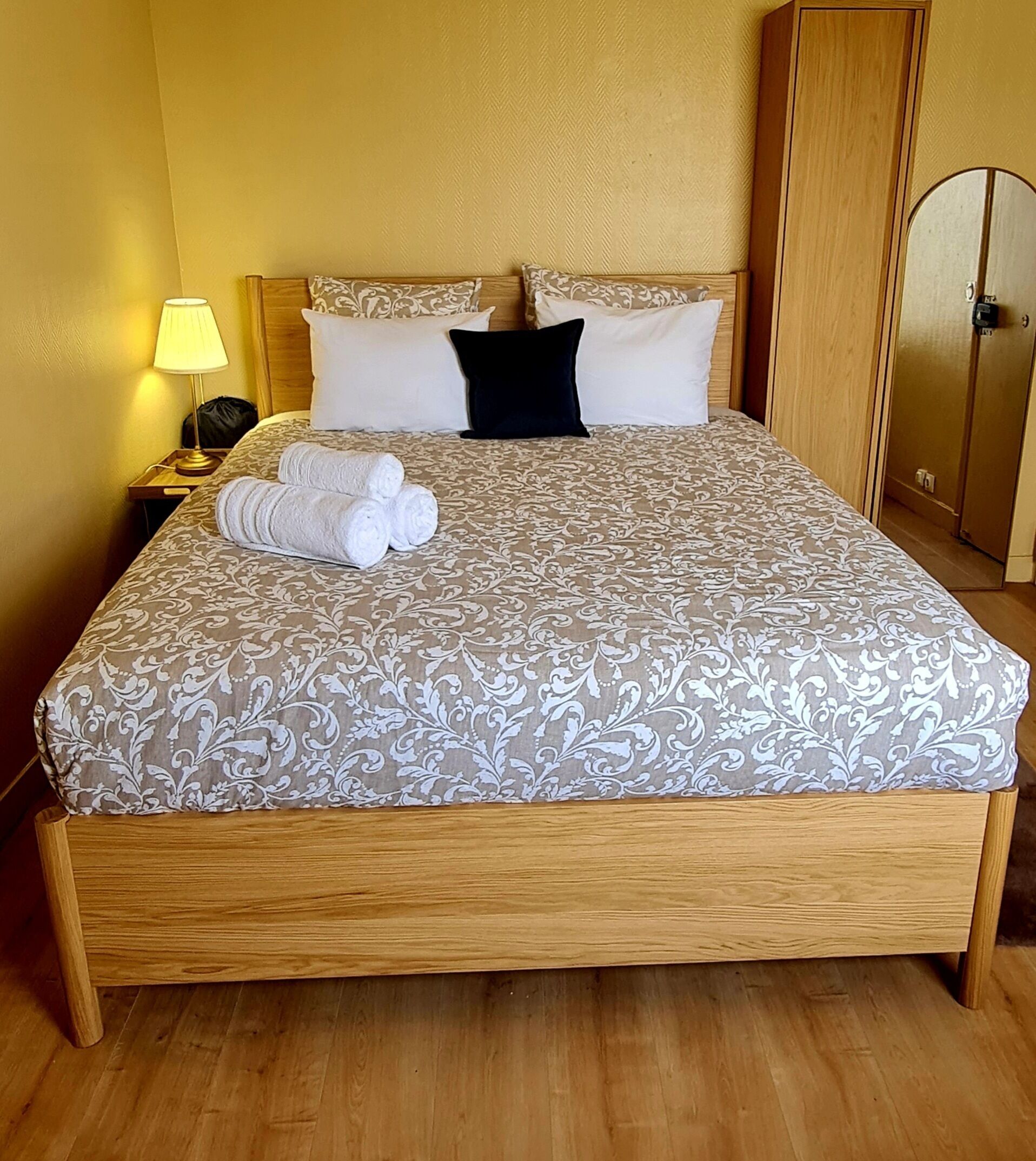 Iron/ironing board, WiFi, bed sheets