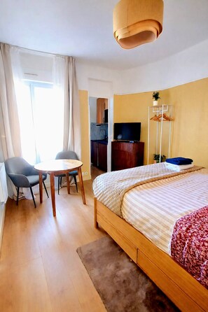 Tabla de planchar con plancha, wifi, ropa de cama