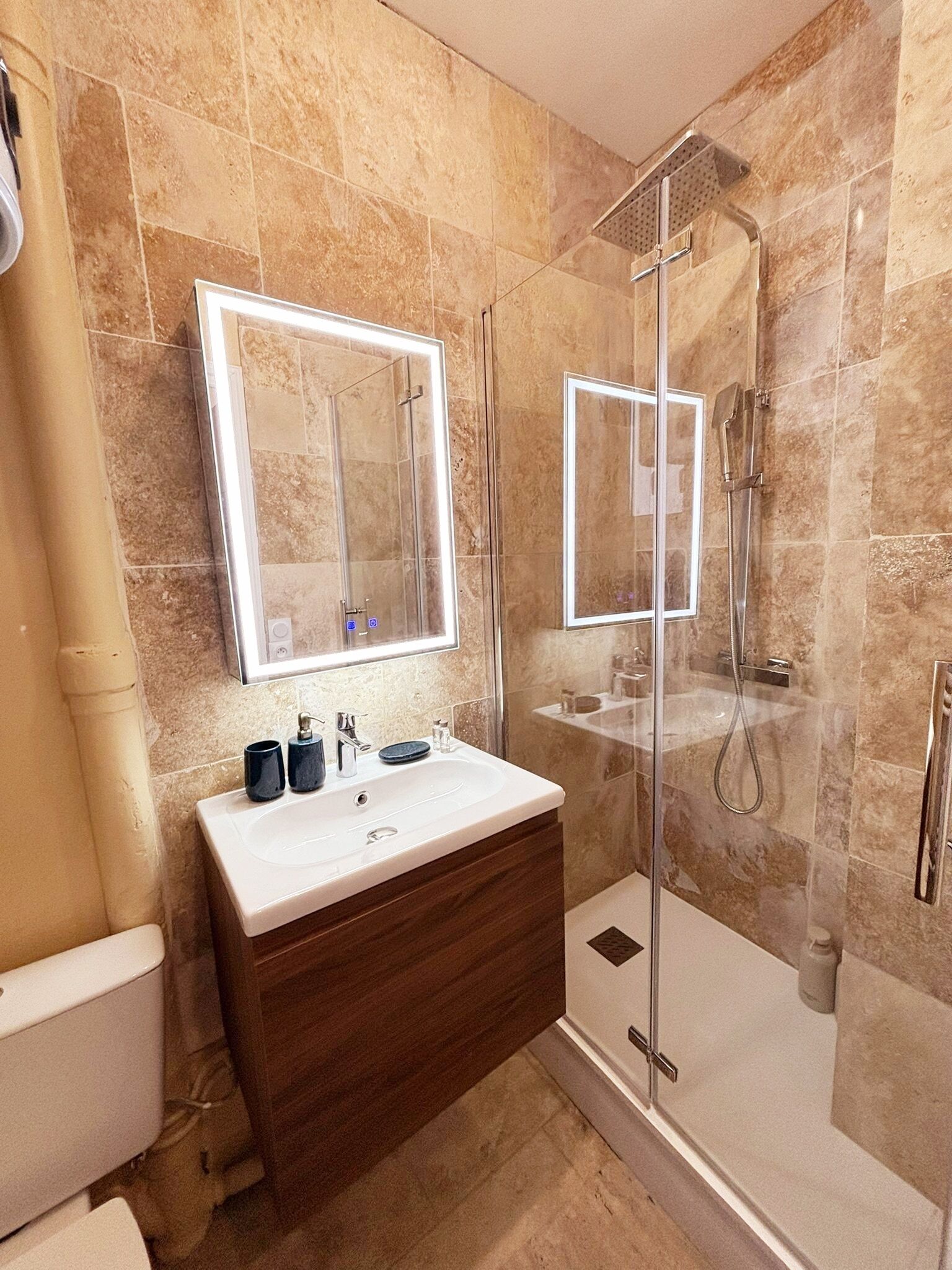 Een douche, een haardroger, handdoeken, toiletpapier