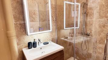 Een douche, een haardroger, handdoeken, toiletpapier