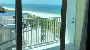 Un balcone con vista sulla spiaggia e sull'oceano.