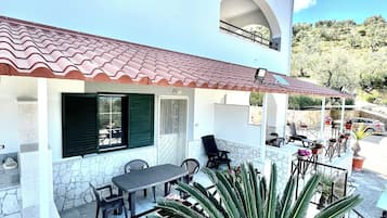 Studio tiện nghi đơn giản, quang cảnh biển | Khu ẩm thực ngoài trời