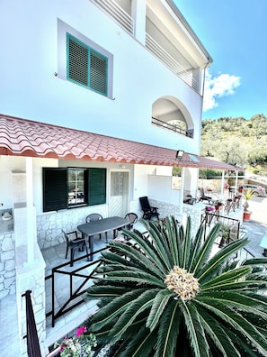 Comfort Studio, Sea View | Outdoor dining - VILLA BERTA (Vieste)