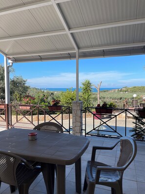 Outdoor dining - VILLA BERTA (Vieste)