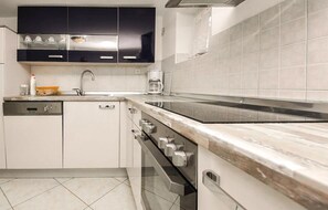 Fridge, microwave, oven, stovetop - Lovely apartment in Maslenica with WiFi (Maslenica)