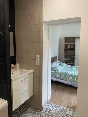 2 quartos, ferros/tábuas de passar roupa, acesso à internet