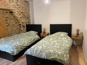 Ferros/tábuas de passar roupa, acesso à internet, roupa de cama