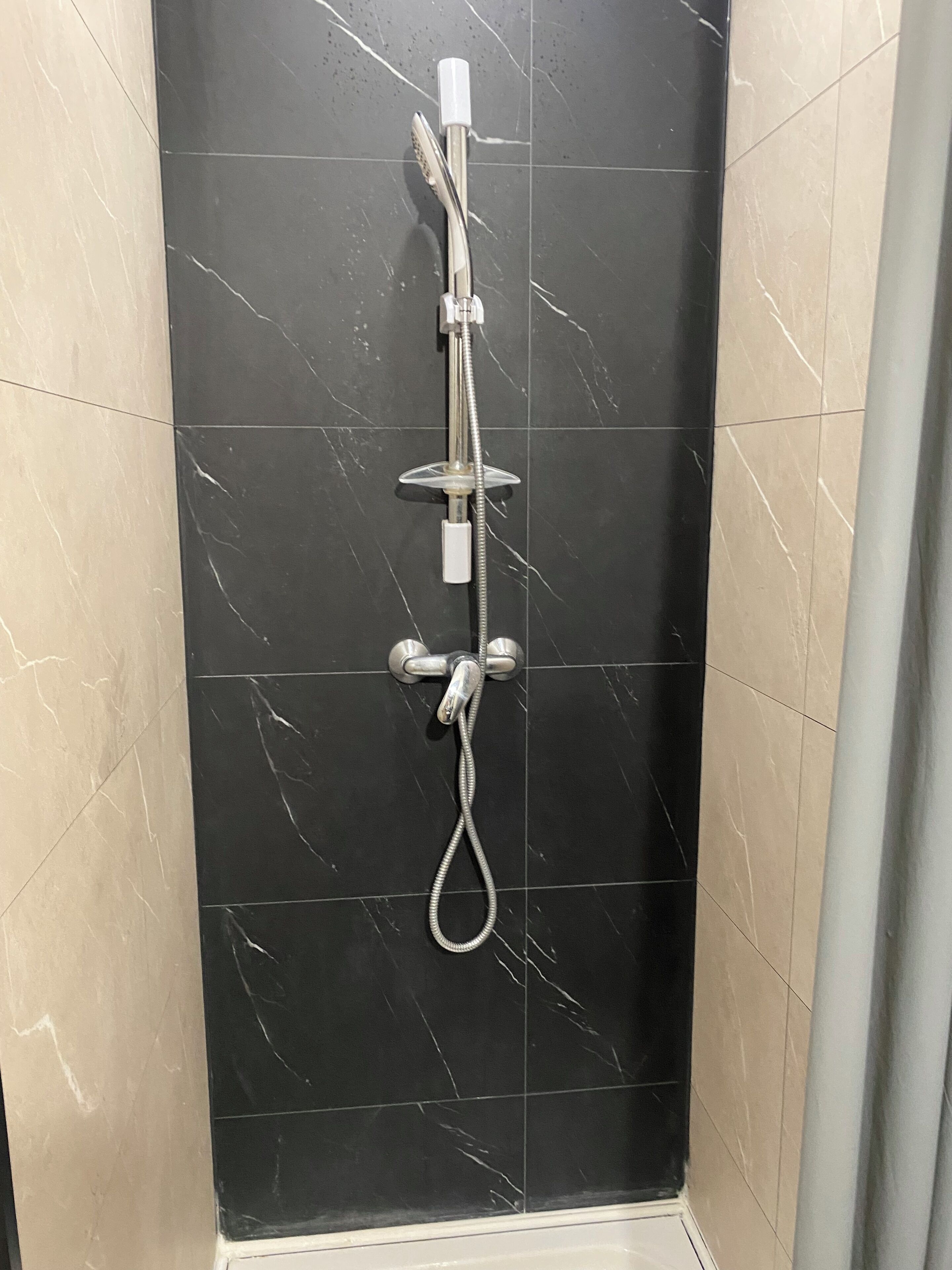 Ducha, secador de pelo, toallas, jabón