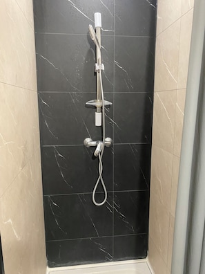 Douche, sèche-cheveux, serviettes fournies, savon