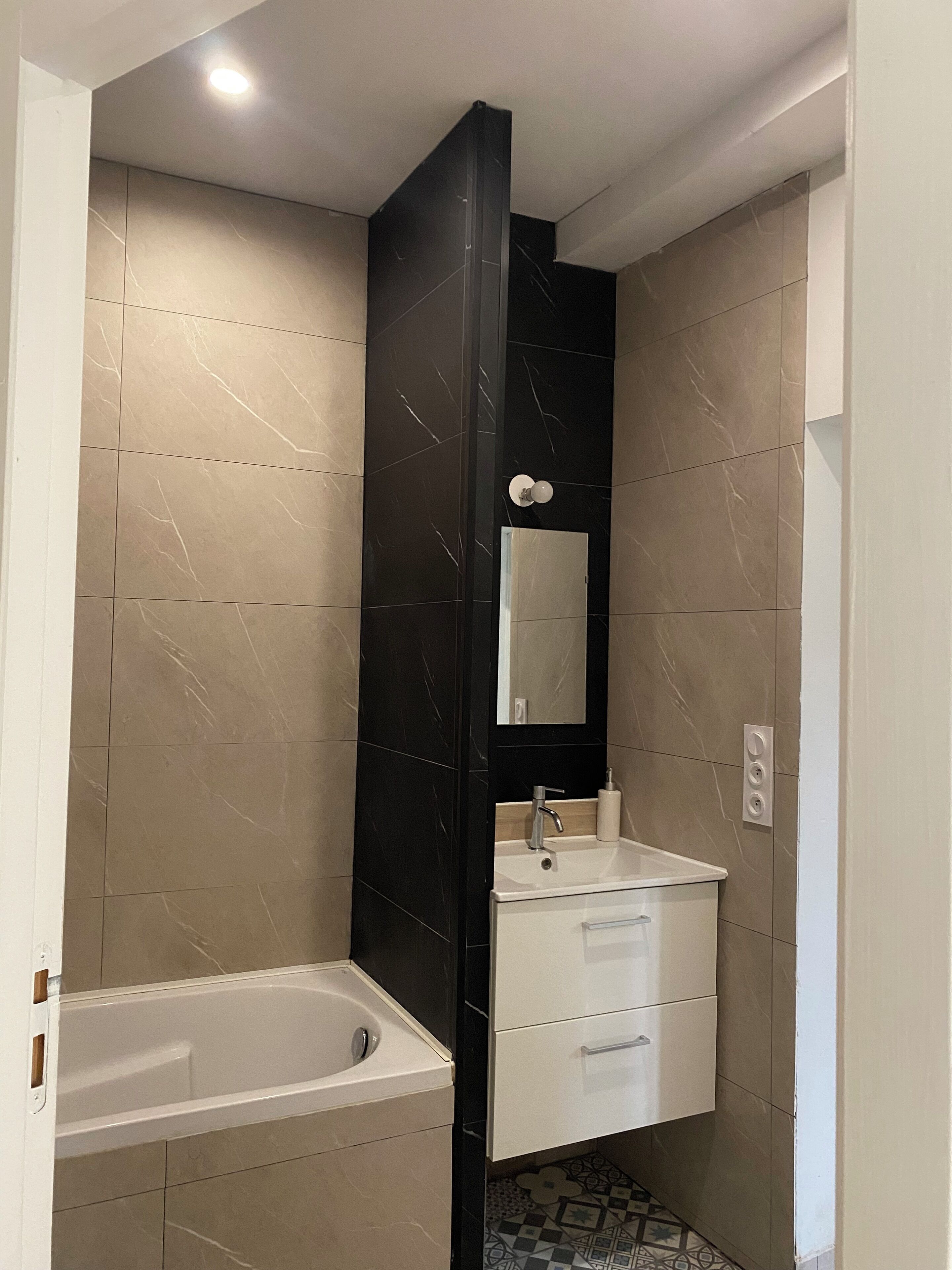 Doccia, asciugacapelli, asciugamani, sapone