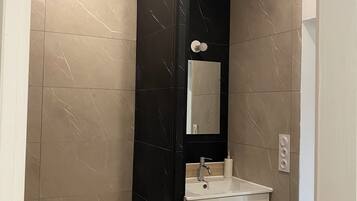 Doccia, asciugacapelli, asciugamani, sapone