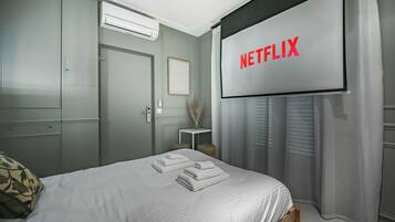 Habitación doble de lujo, balcón | Sábanas de algodón egipcio y ropa de cama de alta calidad