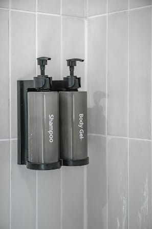 Regadera, secadora de cabello, toallas, jabón