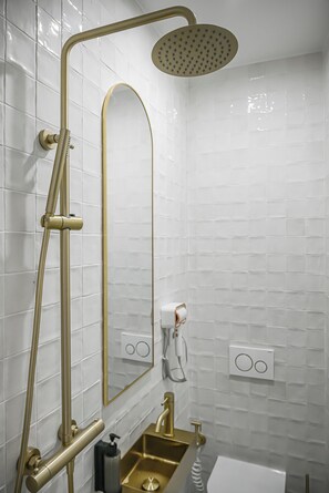 샤워 시설, 헤어드라이어, 타월, 비누