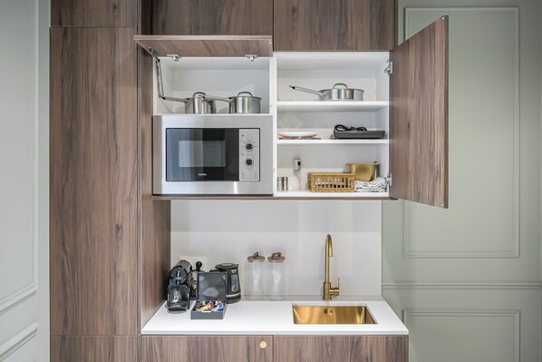 Luxury Double Room, 1 Double Bed, Air conditioning, Garden View | Interior - JIJI Suites Seine (Villeneuve-Saint-Georges)