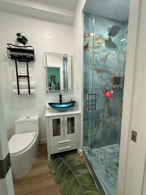 Een douche, een haardroger, handdoeken, zeep