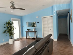 Smart TV, fireplace, books - Casa Brilliance Key Largo Retreat – Family-Friendly 3BR Island Getaway (Key Largo)