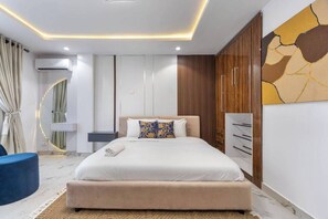 Habitación Deluxe, balcón, vistas a la ciudad | Escritorio, espacio para trabajar con un portátil, cortinas opacas