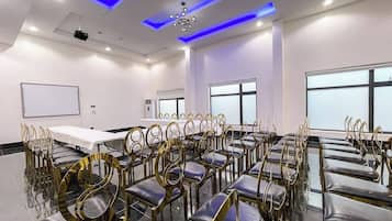 Deluxe Room, Balcony, City View | Meeting facility