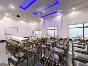 Habitación Deluxe, balcón, vistas a la ciudad | Sala de reuniones