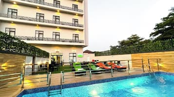 Habitación Deluxe, balcón, vistas a la ciudad | Piscina