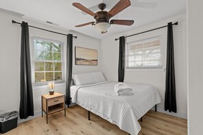 WiFi, bed sheets - The Tanglewood Upper Suite (Chattanooga)