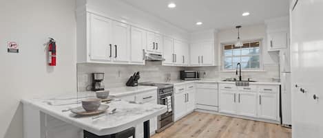 Refrigerador, microondas, horno y parrilla de estufa