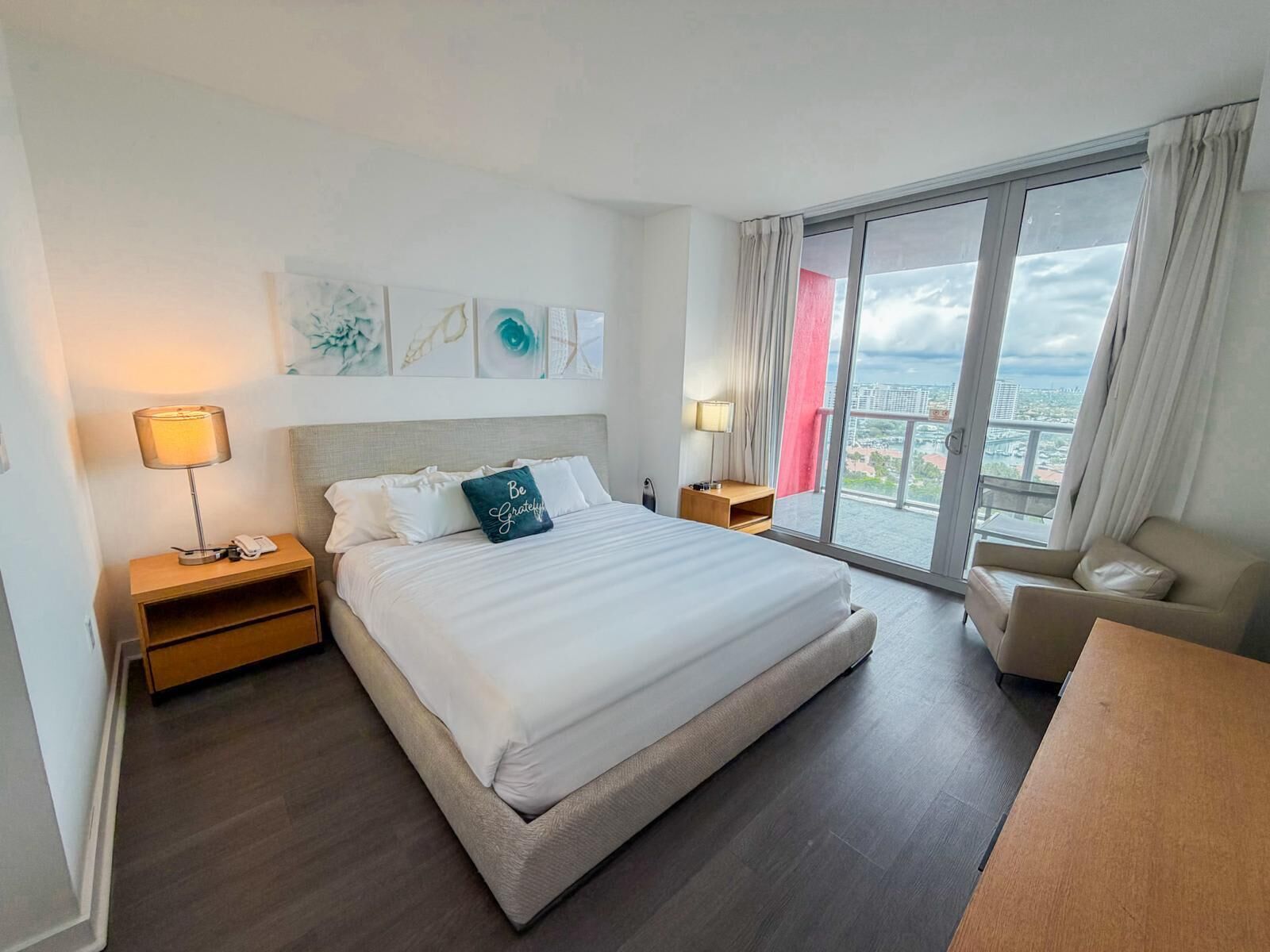 2 habitaciones, escritorio y tabla de planchar con plancha 