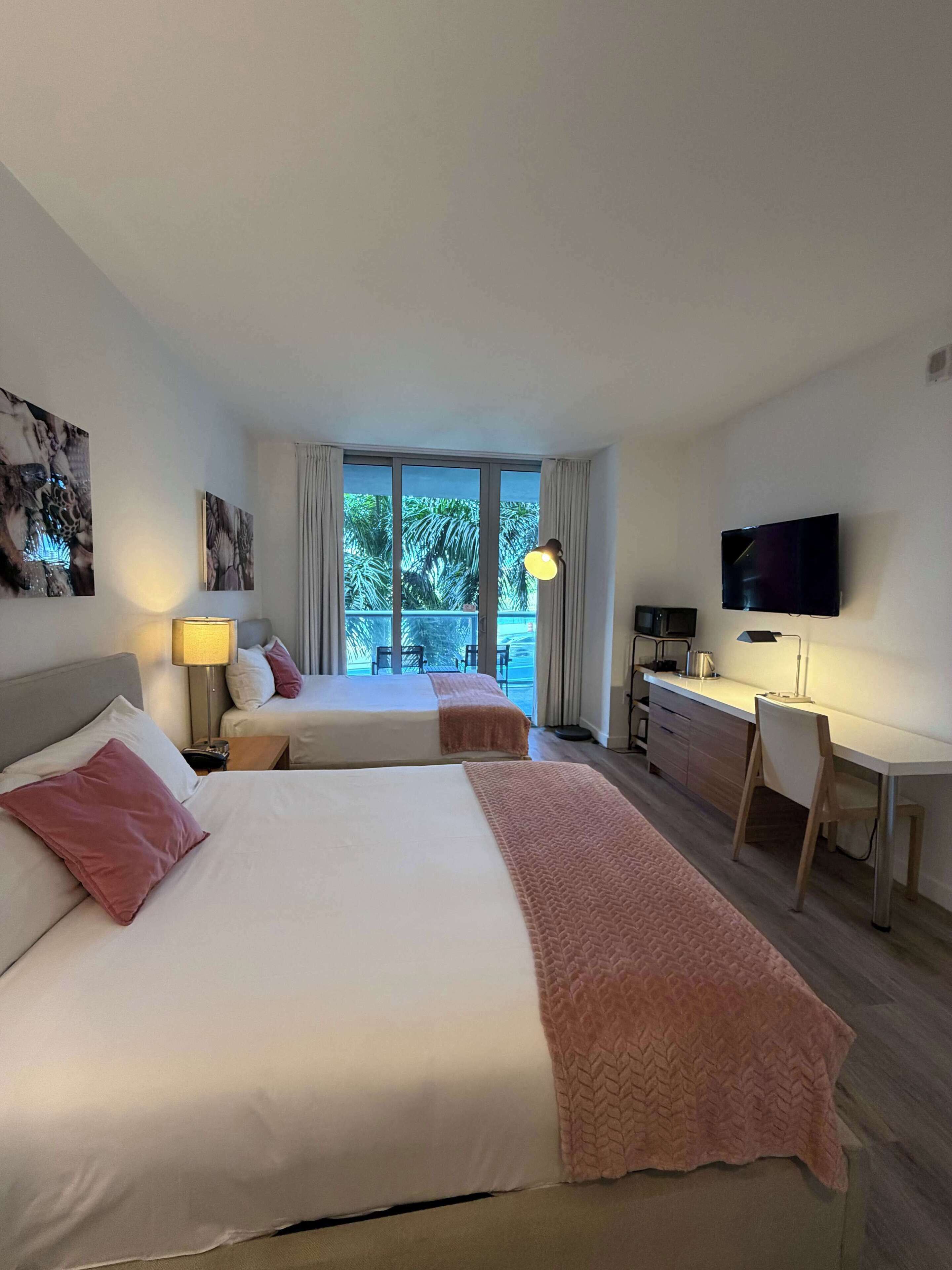 Escritorio, tabla de planchar con plancha, cuna de viaje y wifi 